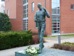 Steve Jobs Budapest statue